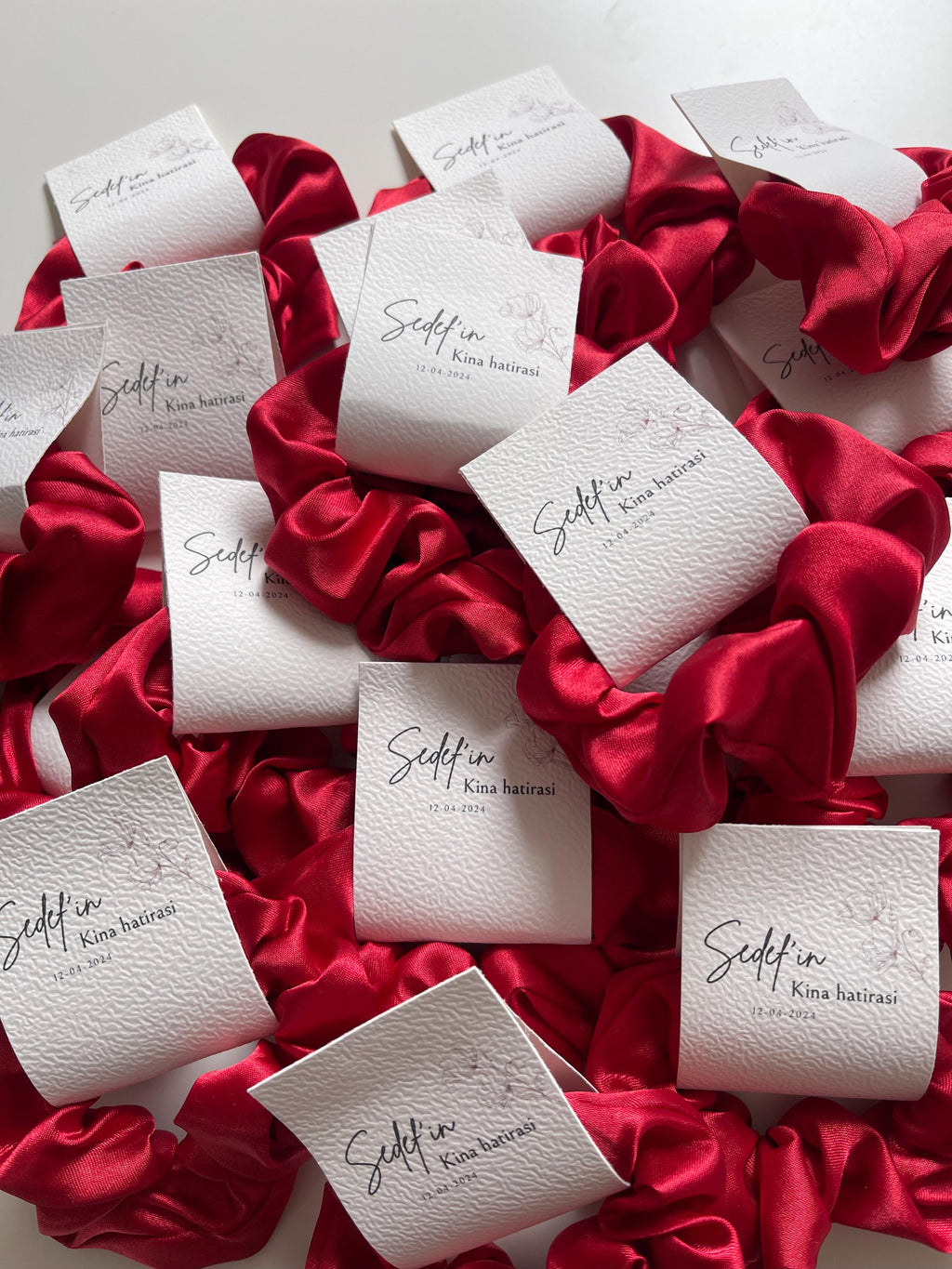 Satijnen Scrunchies – Kina Gedenkcadeautje met Gepersonaliseerd Kaartje | Söz, Nişan, Bruiloft Bedankje