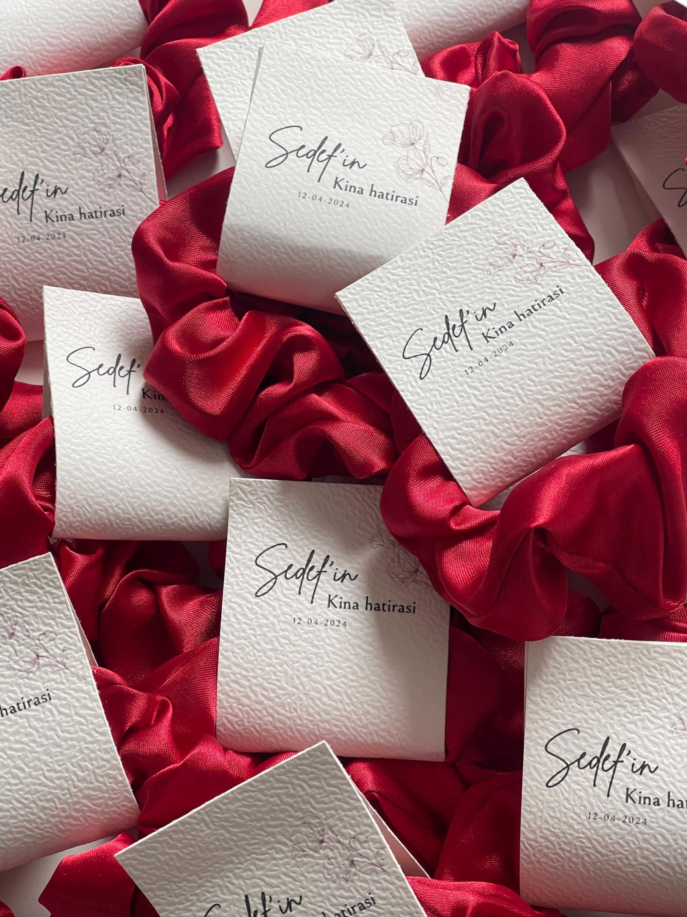 Satijnen Scrunchies – Kina Gedenkcadeautje met Gepersonaliseerd Kaartje | Söz, Nişan, Bruiloft Bedankje