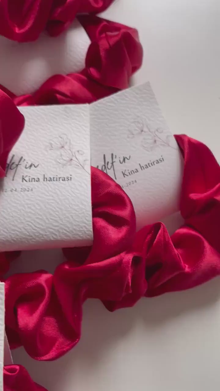 Satijnen Scrunchies – Kina Gedenkcadeautje met Gepersonaliseerd Kaartje | Söz, Nişan, Bruiloft Bedankje